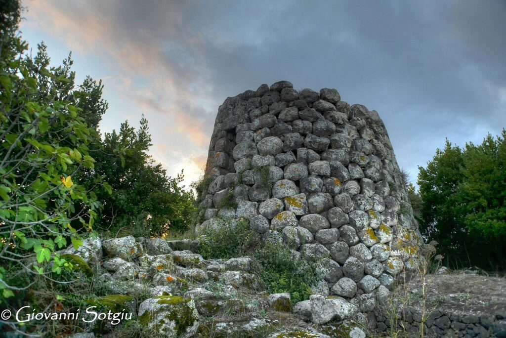 The nuraghe Longu of Padria, between past and present