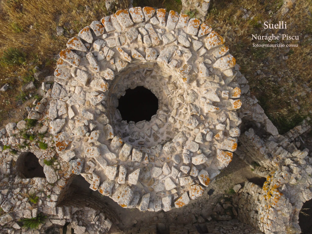 The summit openings of the nuraghi