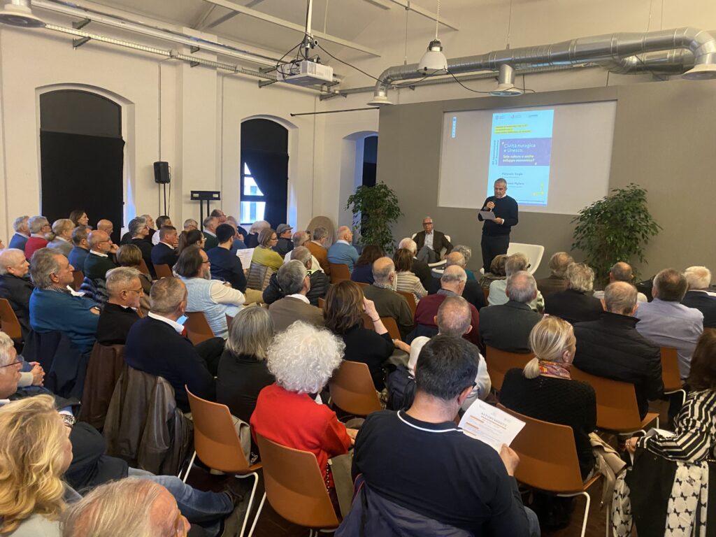 Sala gremita per il primo incontro sulla civiltà nuragica. Si prosegue il 15 aprile
