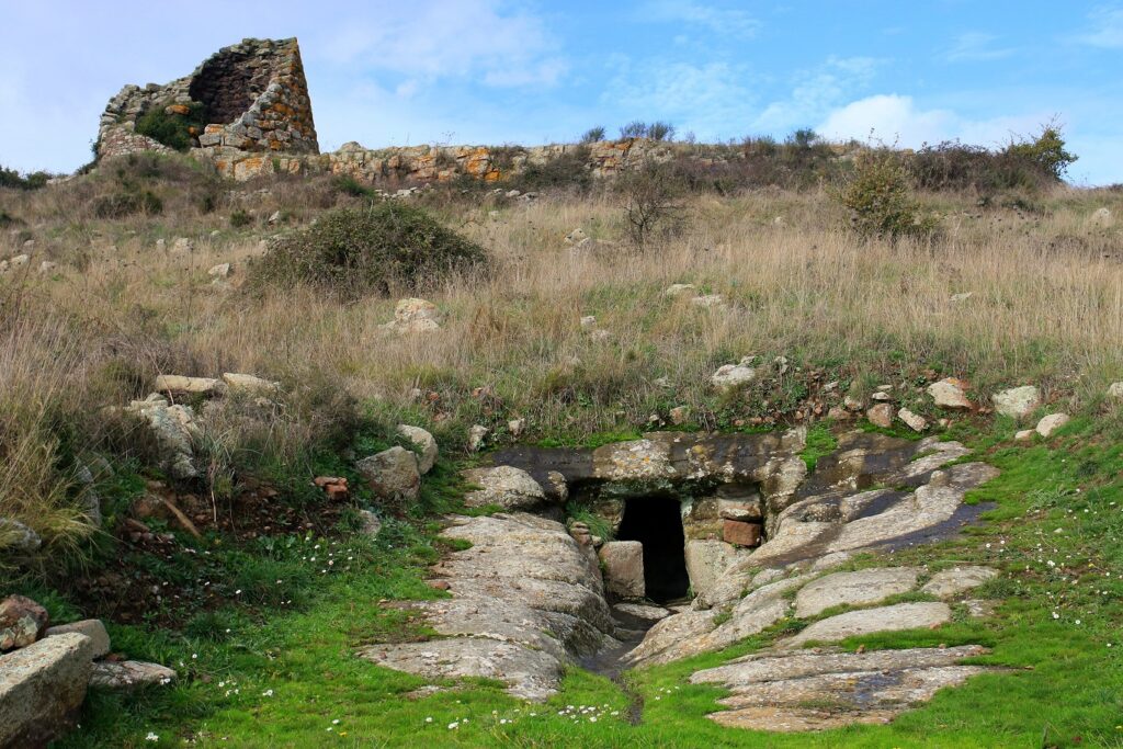The Filigosa site and the Ruggiu nuraghe in Macomer